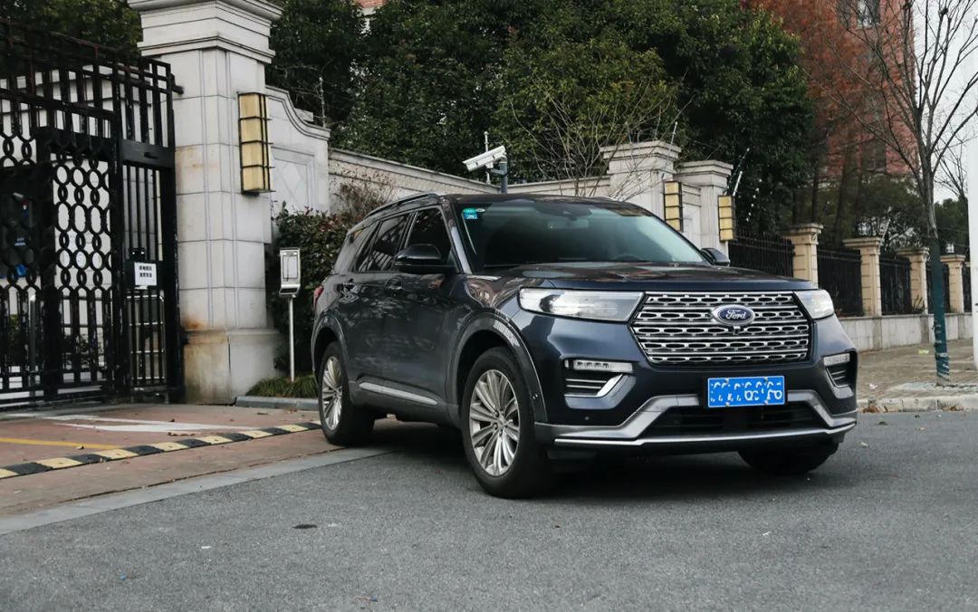 30多万预算，中大型福特探险者和BBA豪华中型SUV怎么选？