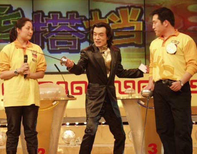 在美国做完最后一次化疗后，李咏握着妻子的手