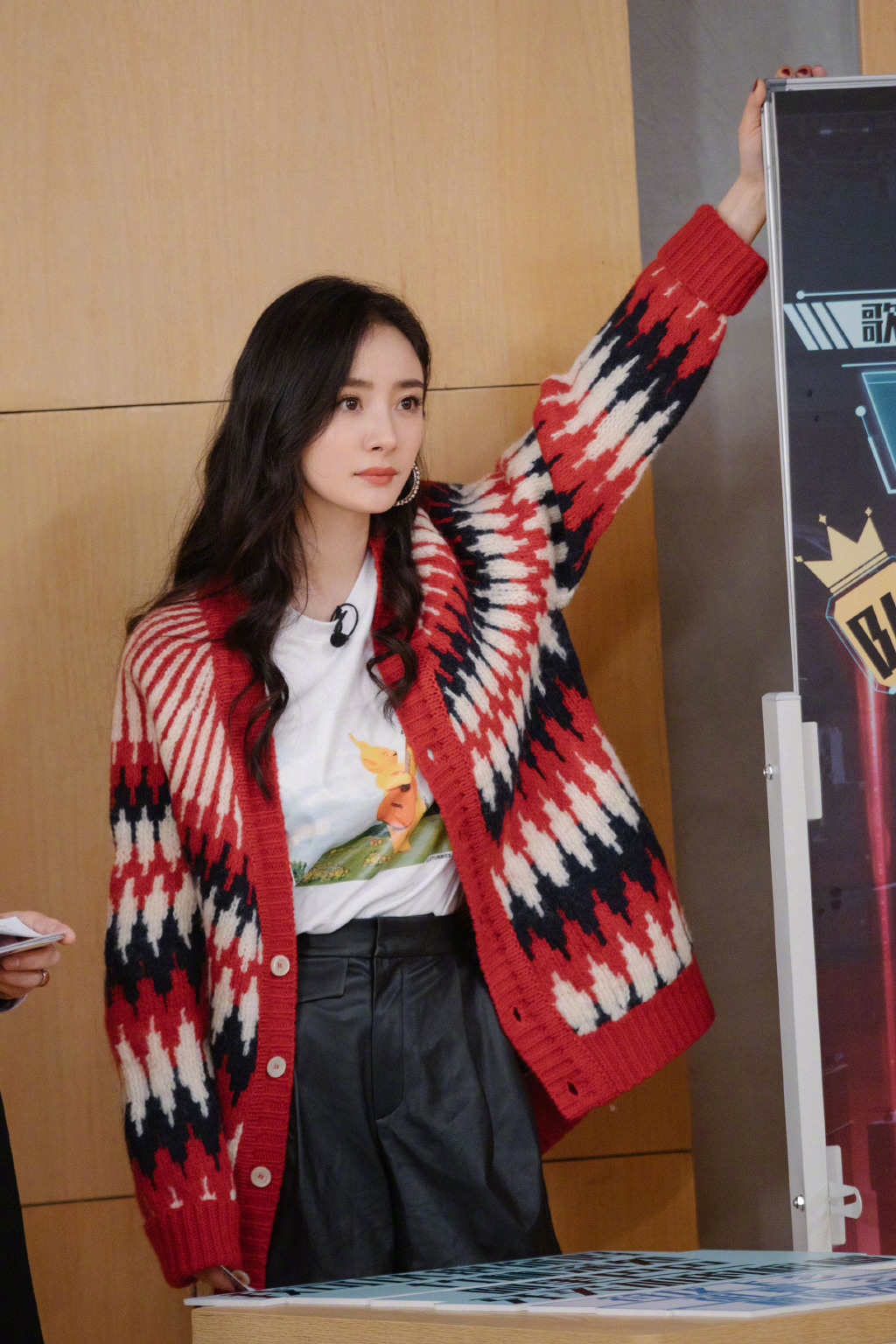 杨幂的冬季穿搭造型真洋气，穿毛衣内搭T恤，结