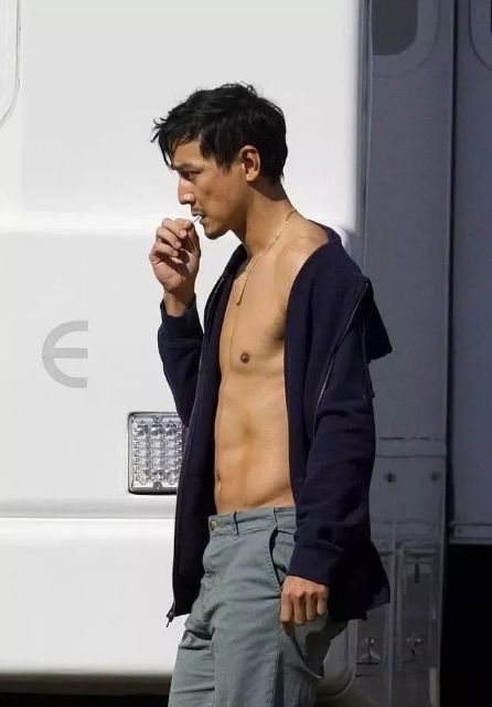 图文 45岁吴彦祖在美国拍新片 上衣敞开露出饱满肌肉 性感撩人 吴彦祖腹肌撩人 Www Bagua5 Net