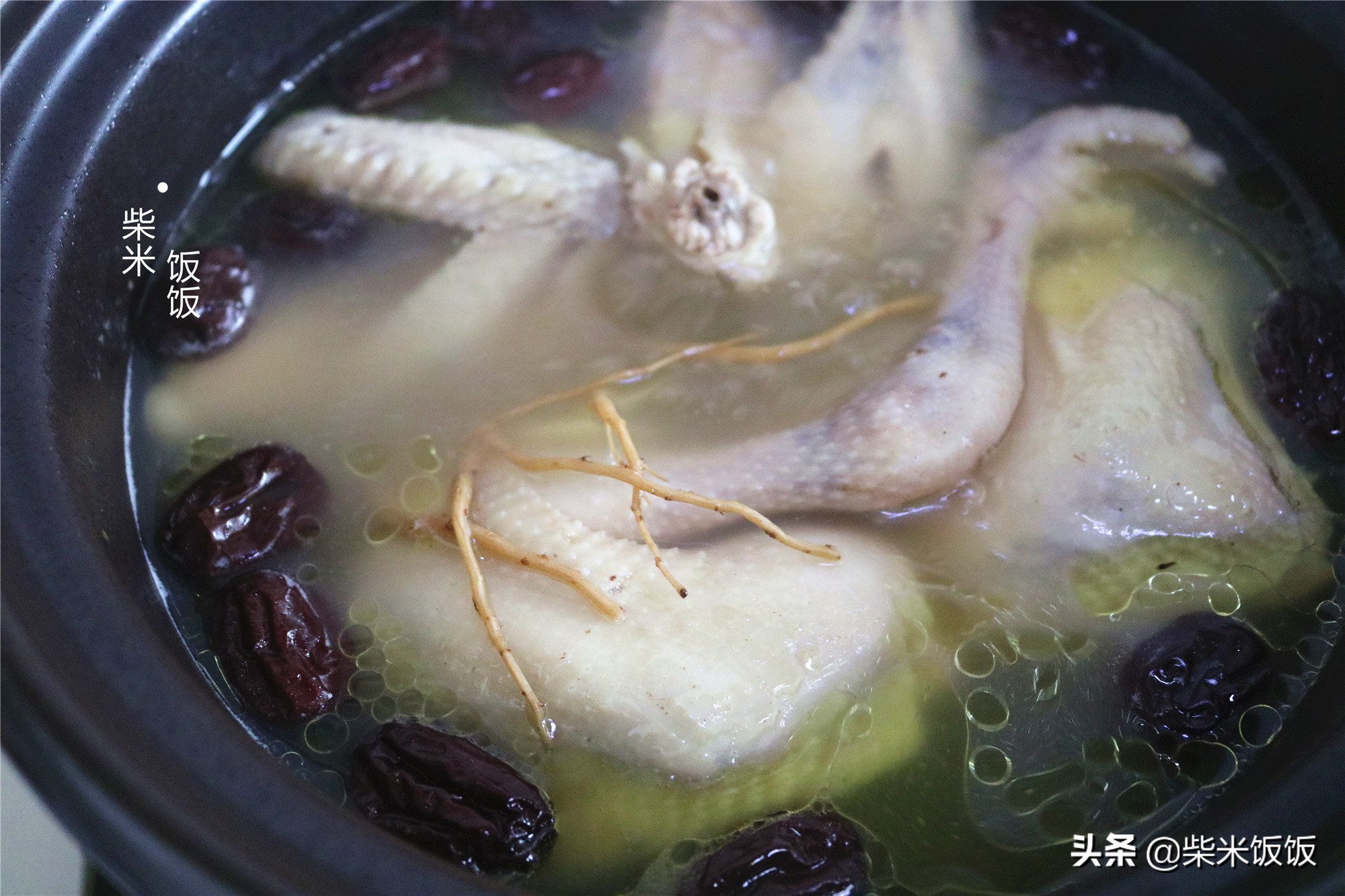 炖鸡汤，别放那么多香料，加这3样就够了，鸡汤鲜美又香醇