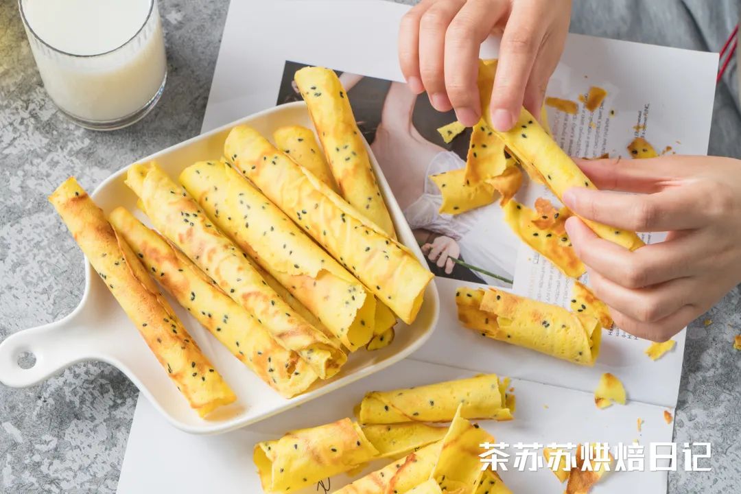 3個雞蛋加碗麵粉！ 攪和攪和，輕鬆一烙，酥脆的蛋捲就出來了