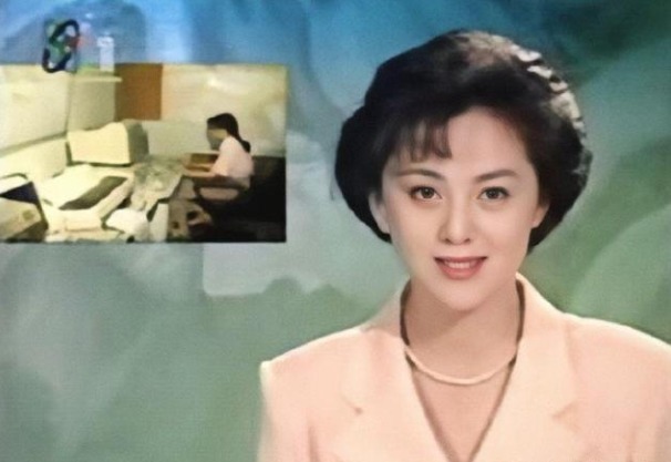 央視國臉海霞：21歲進央視成為新聞主持人，嫁給清華教授幸福美滿