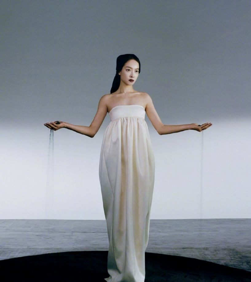 宋茜现在真是时尚一姐，把“内衬”当礼服，看