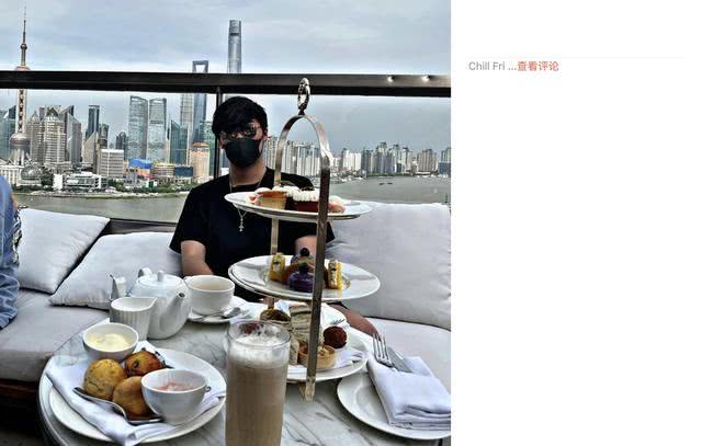 周扬青故地重游，下榻酒店疑似与罗志祥住过，还有神秘男子陪餐