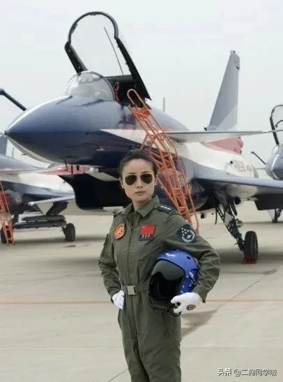 实拍台军女飞行员，与解放军女飞行员相比，谁