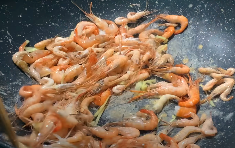 Two ways to eat a plate of river prawns, delicious and delicious.