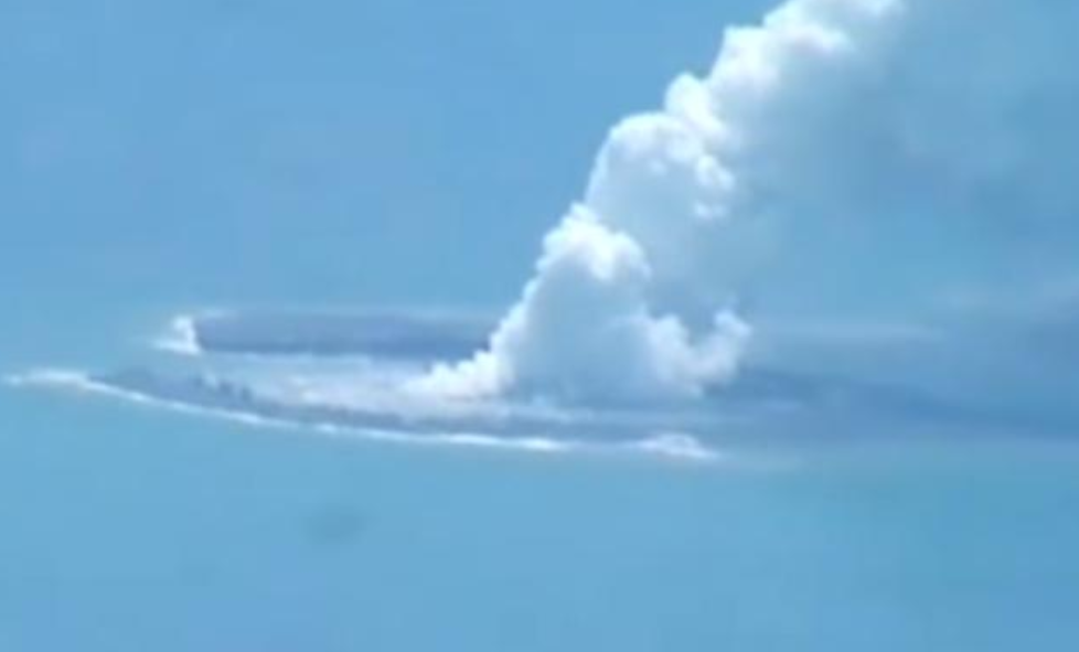 日本国土面积一点不小！火山喷发又造新岛，直径约1公里