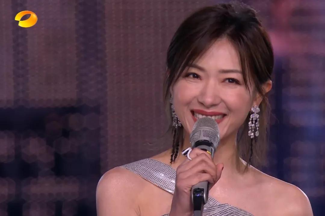 湖南跨年晚会暴露明星真实状态：谢霆锋素颜状