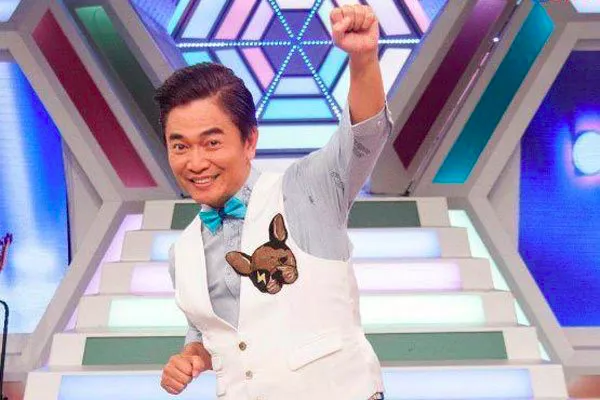 wenno:李亚鹏亲吻15岁女儿大腿惹争议:这样的父
