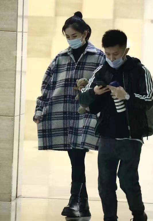 Xie Na holds out pregnant to be celebrated for twin daughter unripe! Only fat abdomen is clad and fewer female, zhang Jie wants absent