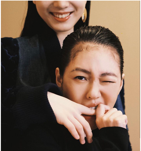 小S“嫉妒”女儿，许曦文对镜笑却被妈妈咬手指，母女俩表情冷漠