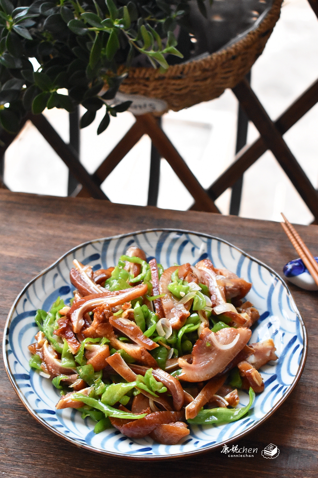 猪身上这肉柔韧又脆富含胶质，先卤后炒味道鲜香，美容下酒棒极了