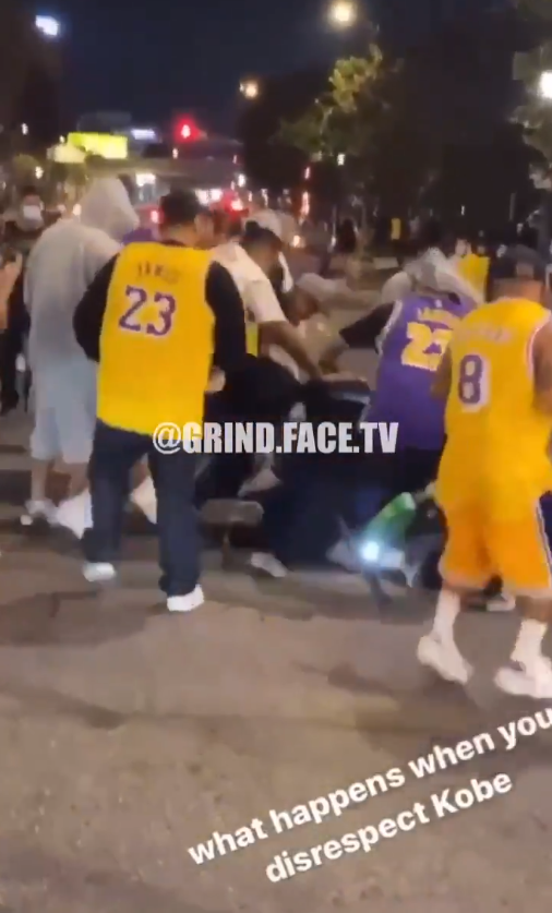 【影片】鍵盤俠皮癢了？湖人奪冠夜，一球迷侮辱Kobe遭集體群毆，23號球迷下手最狠！-黑特籃球-NBA新聞影音圖片分享社區