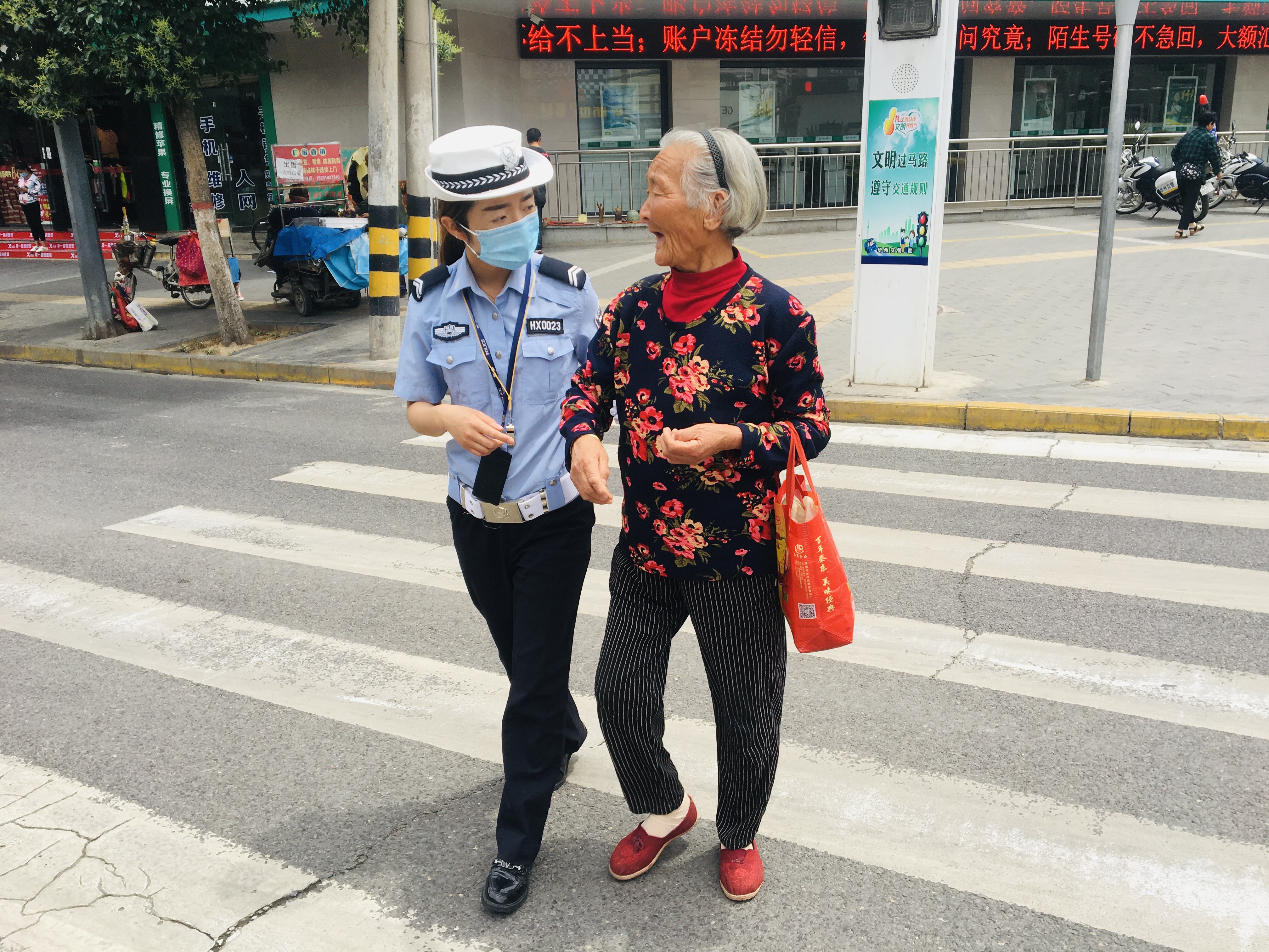 我为群众办实事华州交警扶老人过马路小举动暖人心