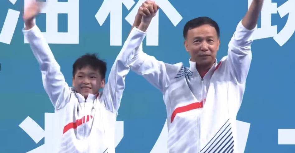 全红婵一举动太感人！不停挥手感谢观众，向粉丝比心，她都快哭了