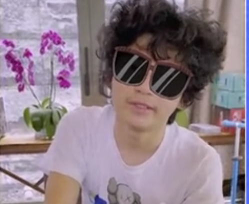 14歲Lucas燙爆炸頭，耍酷性格極像謝霆鋒，張柏芝巧妙與兒子相處