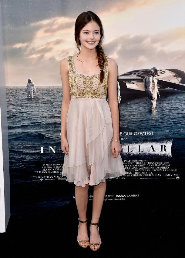 “暮光之城”那个小女孩如今已经21岁了，昔日的