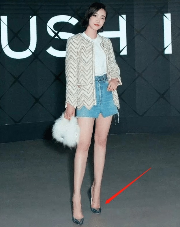 倪妮换平底鞋下班，宋茜脚趾外翻，女明星穿高跟鞋也是一部血泪史