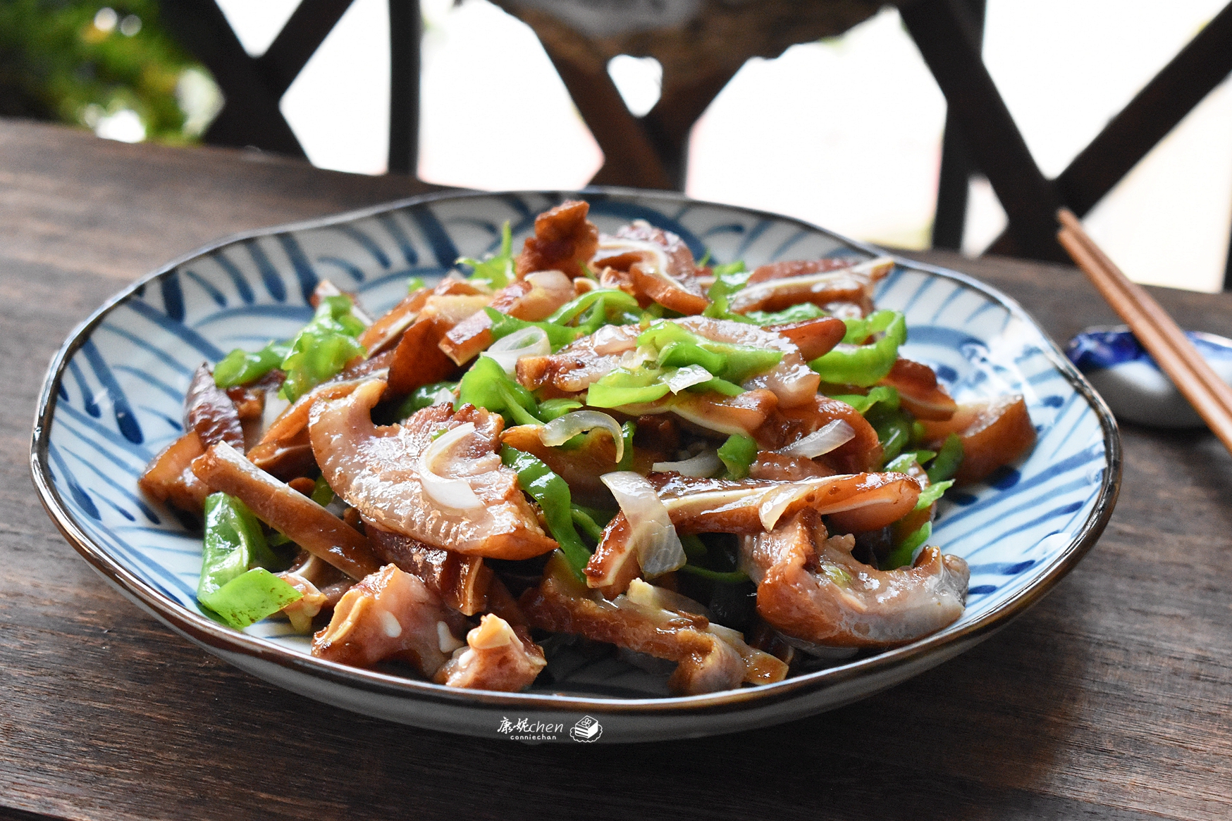 猪身上这肉柔韧又脆富含胶质，先卤后炒味道鲜香，美容下酒棒极了