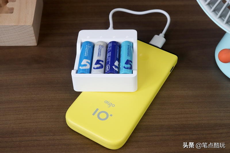 Carbon batteries must be used for quartz clocks?First identify the true