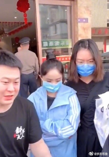 杨幂猝不及防“甩”伞给助理，全程黑脸，疑似