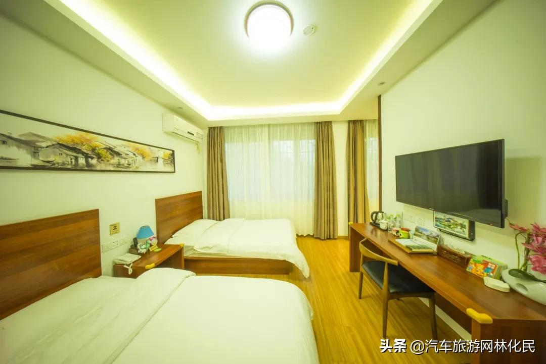 “五一”乐翻天，龙园景区游人如织，秩序井然