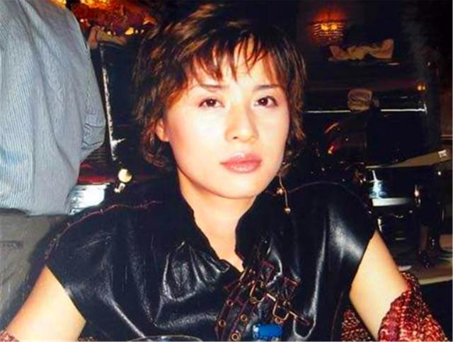 知名女模特，靠\"借钱\"过奢靡生活，4年