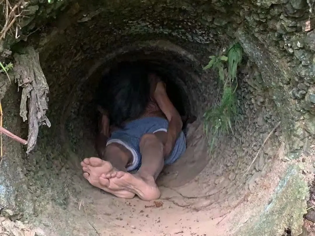 “救救我......”管道里传来微弱的呼救声