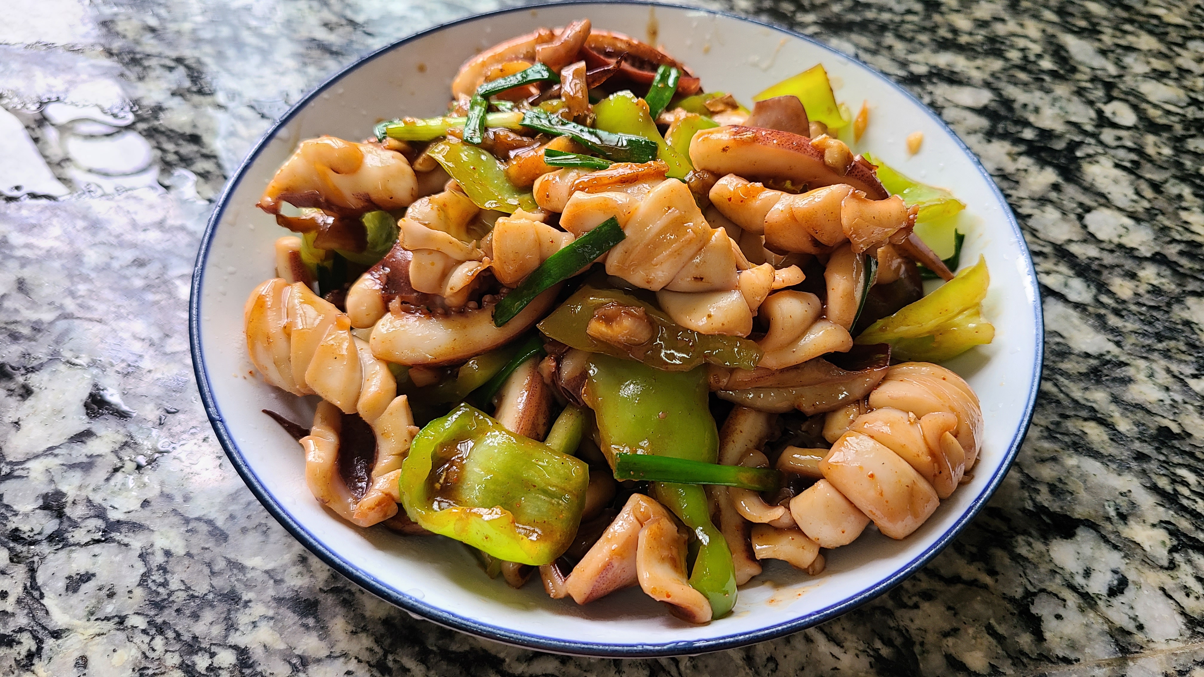 椒盐鱿鱼，是我家经常吃的一道美味家常菜，10分钟就能做好