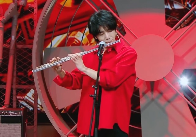 Hua Chenyu and Guan Xiaotong sit on sofa, who notices to spend beautiful sitting position? It is the greatest to sister-in-law respect