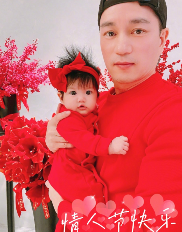 安以轩女儿越长越好看，眉眼间酷似富豪爹，坐在副驾驶上为66庆生