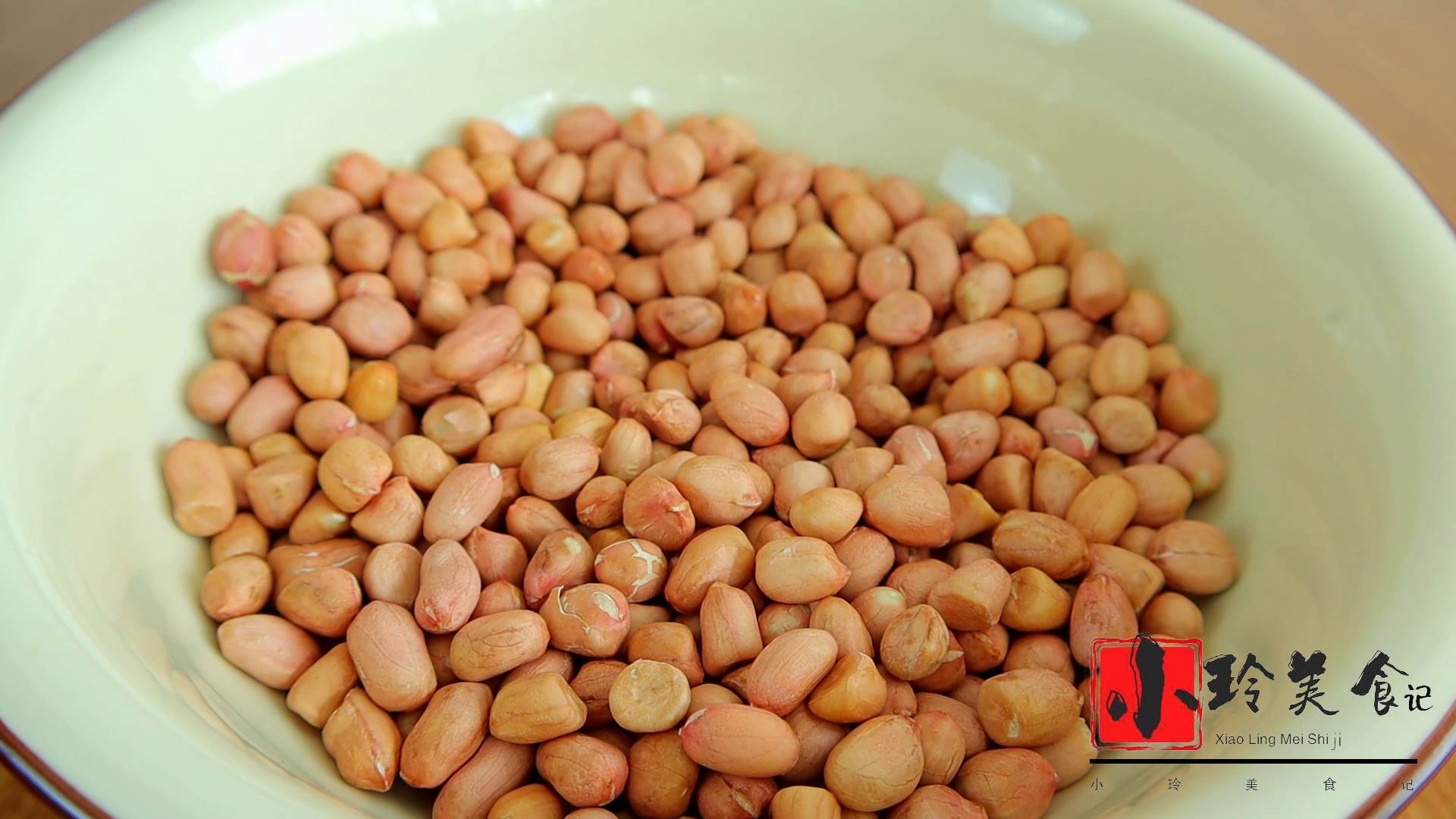 花生不油炸了，打入2個雞蛋，筷子一攪，咬一口嘎嘣脆，好吃上癮