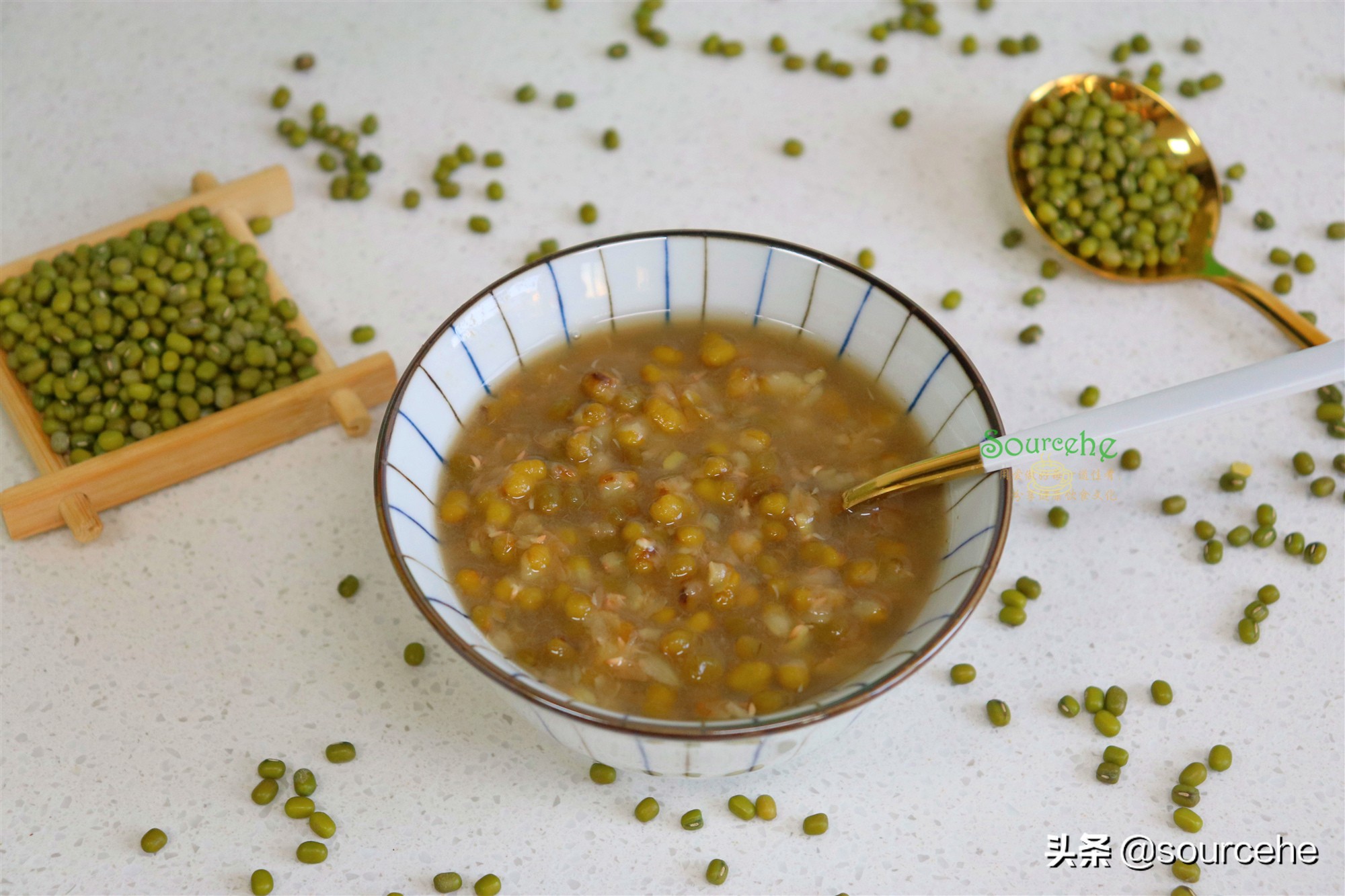 夏天，煮绿豆糖水时多加两物，消热解暑，冰爽解渴，简单又好吃