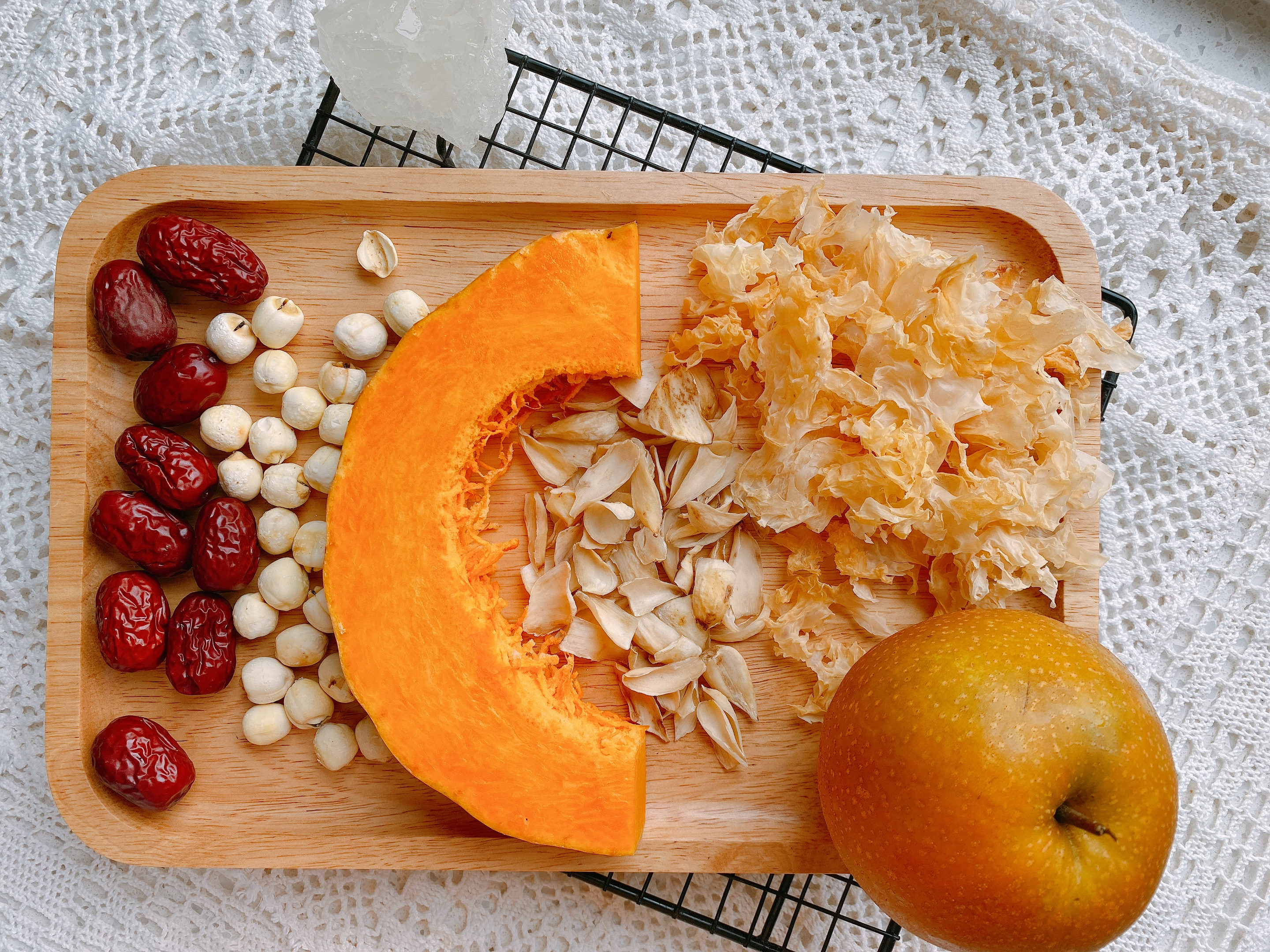 入秋后天气干燥，试试这款润肺降火的甜汤，软糯香甜，安稳度秋