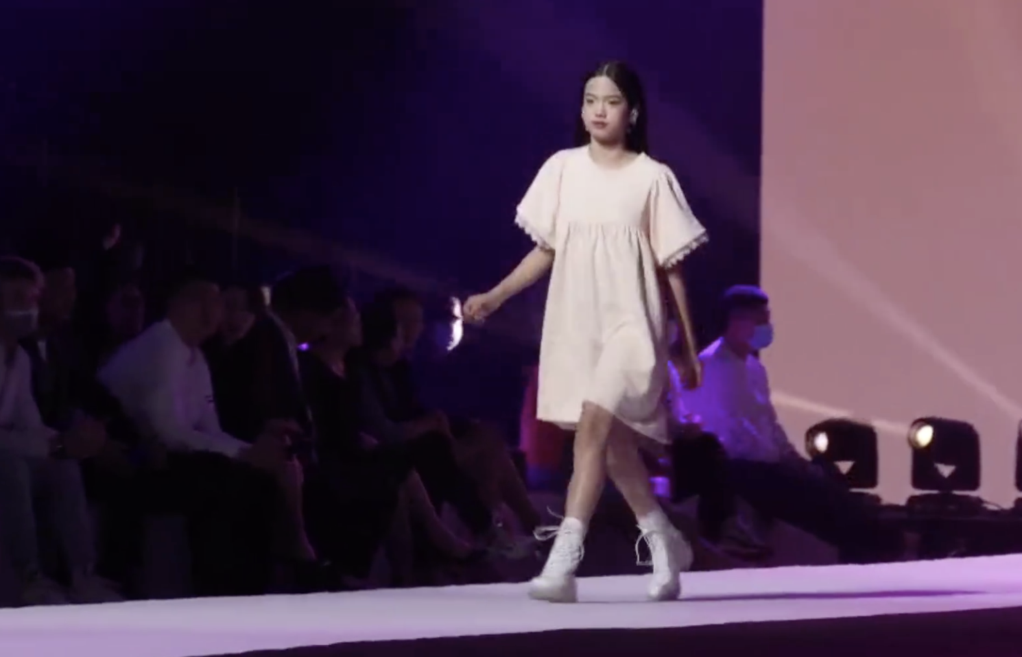 甜馨小考拉Jaden同台走秀超有範兒，李小璐鐘麗緹台下觀看陪女兒