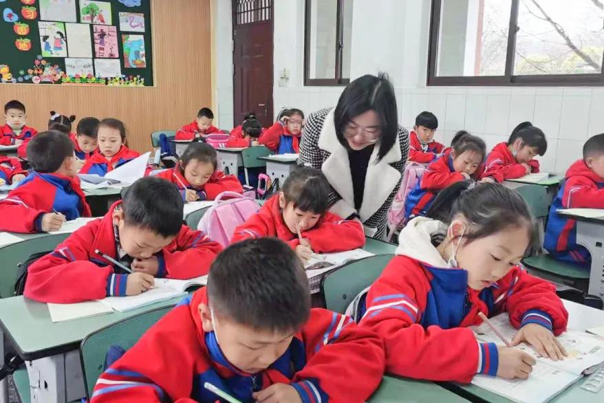 老师，您笑起来真好看——记双流区金桥小学“三八”妇女节活动