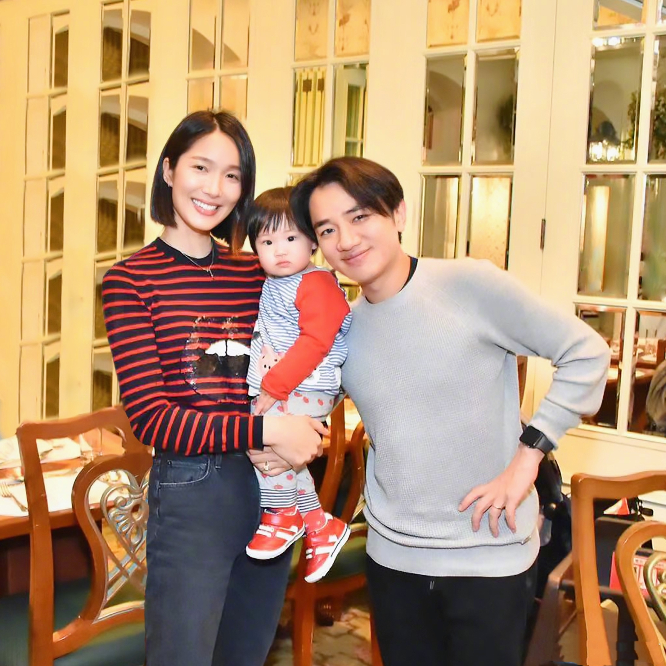 王祖藍曬全家福，女兒親吻媽媽孕肚，夫妻倆拍孕期寫真溫馨有愛