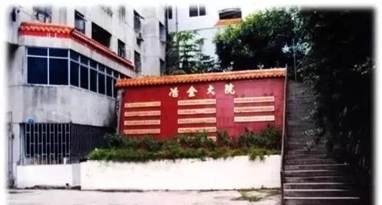 13岁父亲去世，15岁母亲离世，一贫如洗，43岁身