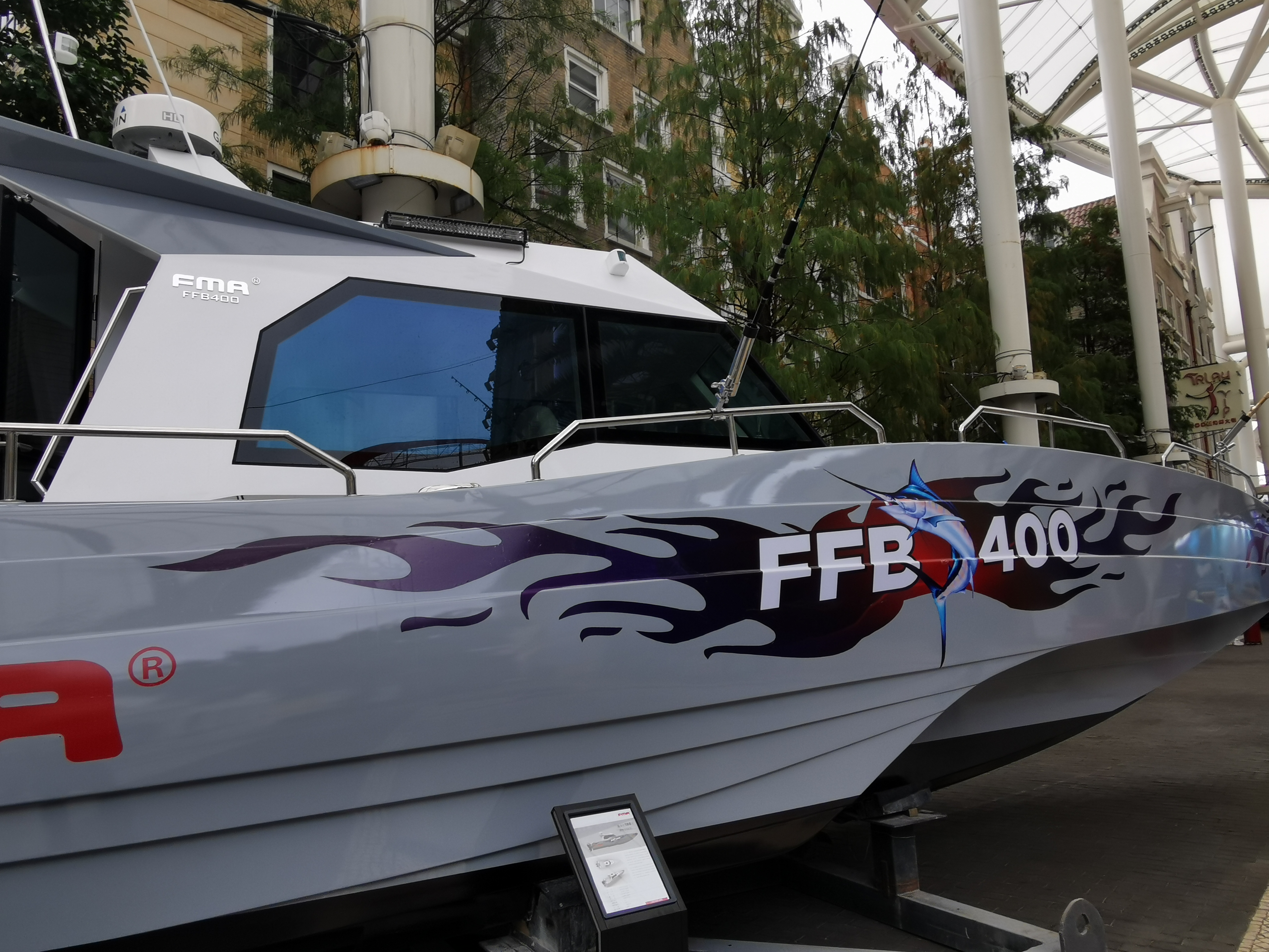 FMA 400三体高性能钓鱼艇，用56节的高速追击鱼群
