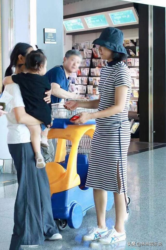 朱丹素颜现身机场，全家肤色成为亮点，周一围