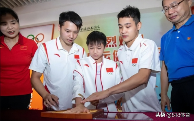 转角遇见偶像!全红婵回母校探亲,小迷妹突然看到红姐尖叫捂脸:哇!