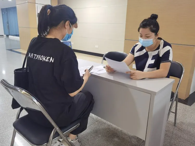 畢業(yè)不打烊，職場(chǎng)在海南—2021年?？谑懈咝．厴I(yè)生公益現場(chǎng)招聘會(huì )