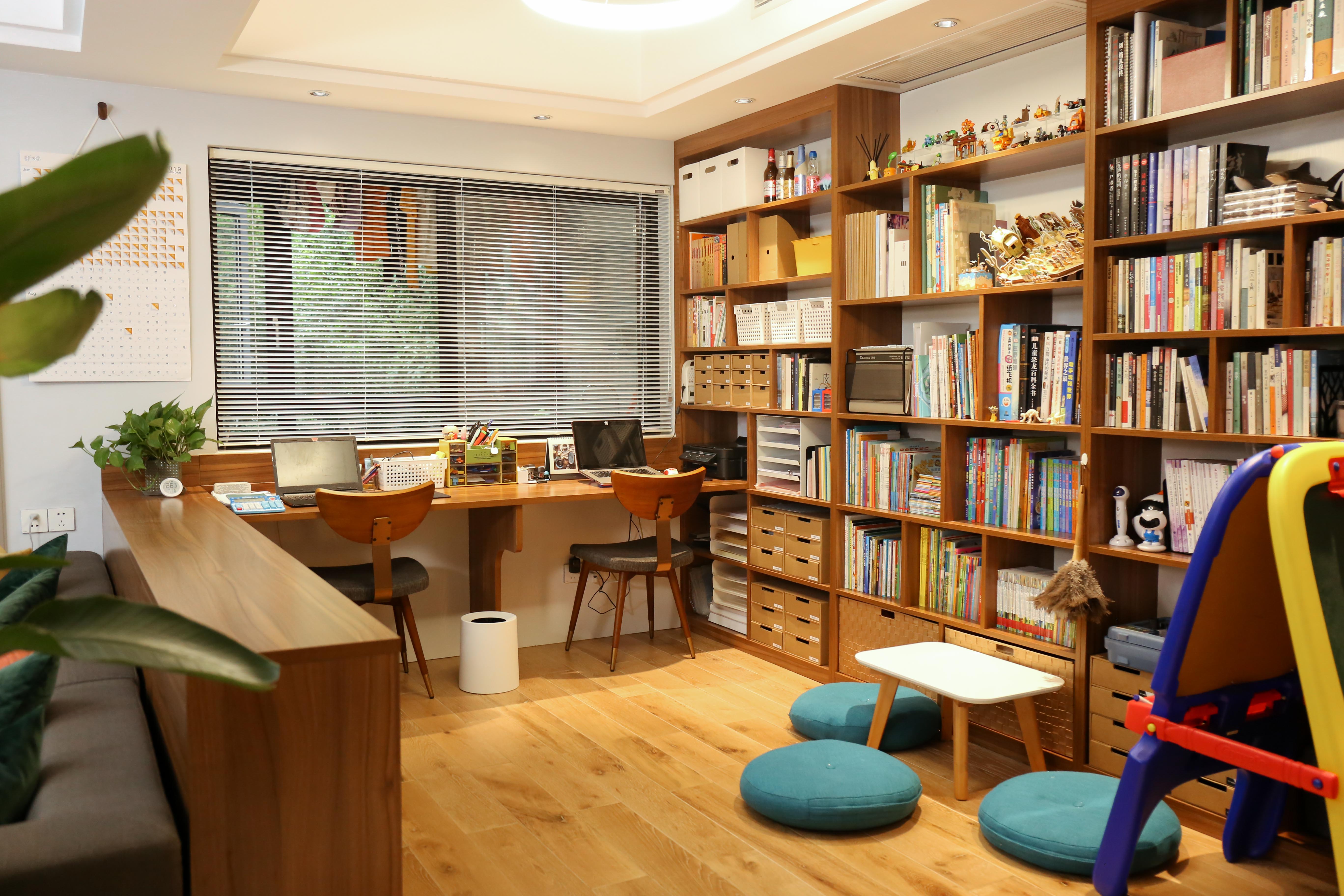 客厅客厅让了一部分空间给书房之后,纵向距离就显得有点紧张了,电视墙