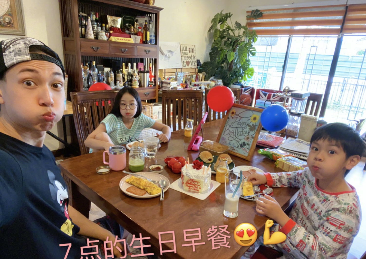 吴尊一家四口庆生，带儿女捐赠献爱心当自己生日礼物，正能量爆棚