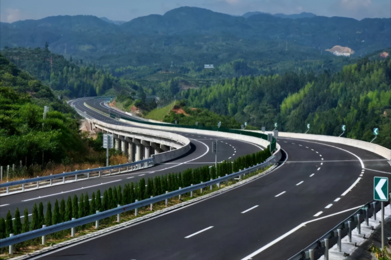 连接湘、桂两省的交通大通道，全长84千米，起点至终点仅需50分