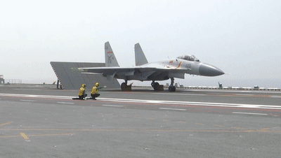 歼-15高频起降山东舰画面公开，入列一年双航母