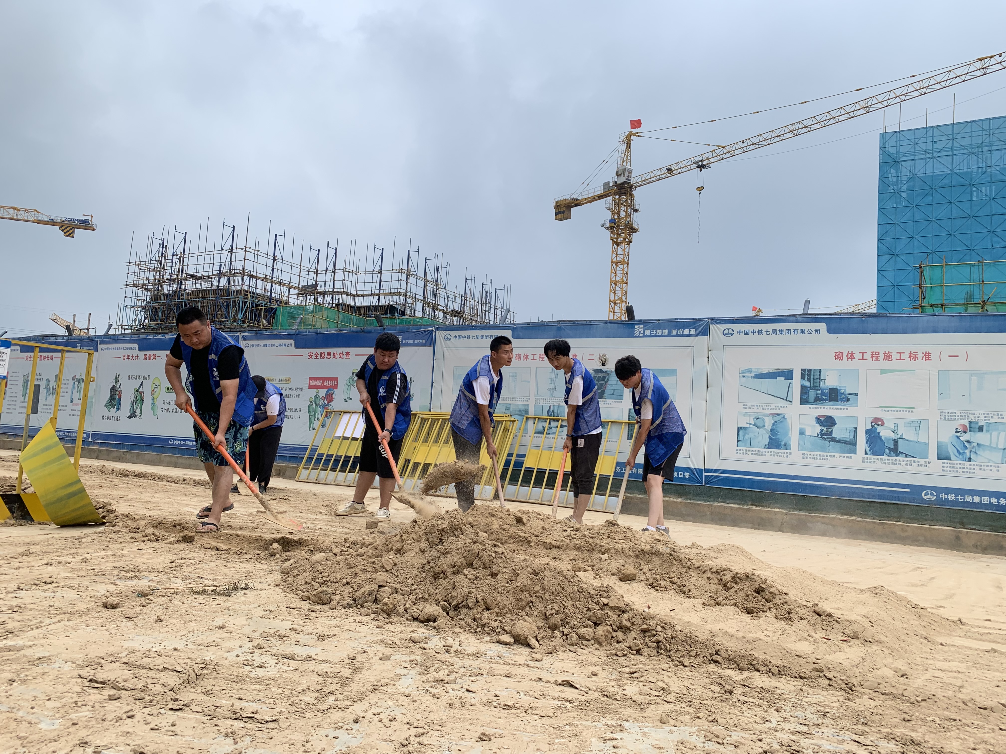 风雨同“州”“抱”家护业——中铁七局电务公司东方鼎盛花样城抱朴园项目部全力以赴开展防汛抢险救灾工作