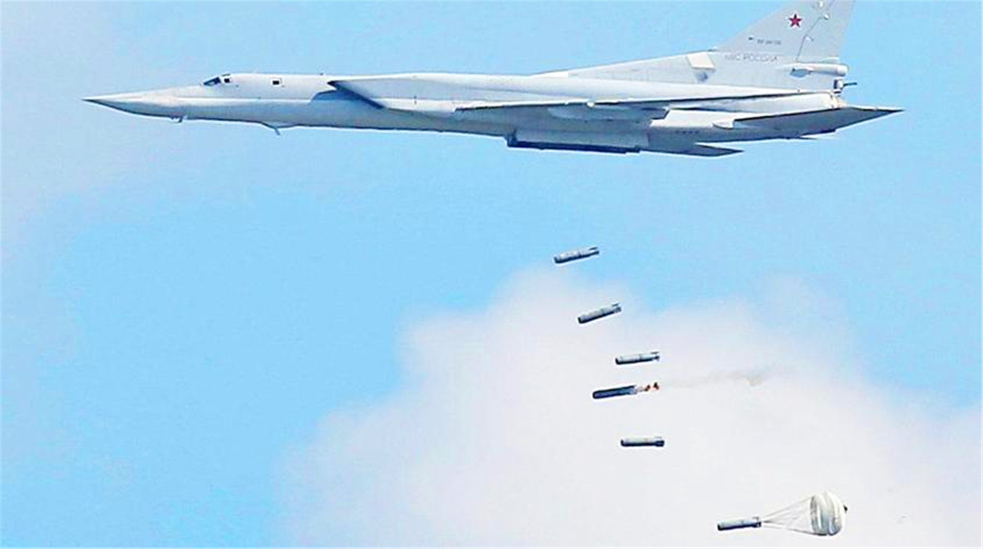 俄飞行员“酒驾”，开着120吨轰炸机狂飙，吓跑