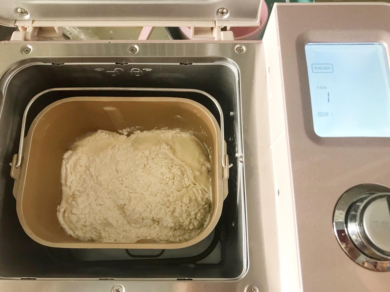 想吃油条不用出去买，自己在家也能做，干净卫生没有添加